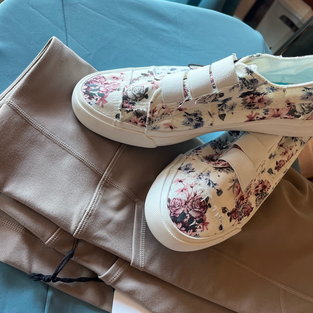 8 & 8 set! Sz 8 blowfish+sz 8 leggings! Blowfish tennies w side pocket leggings!